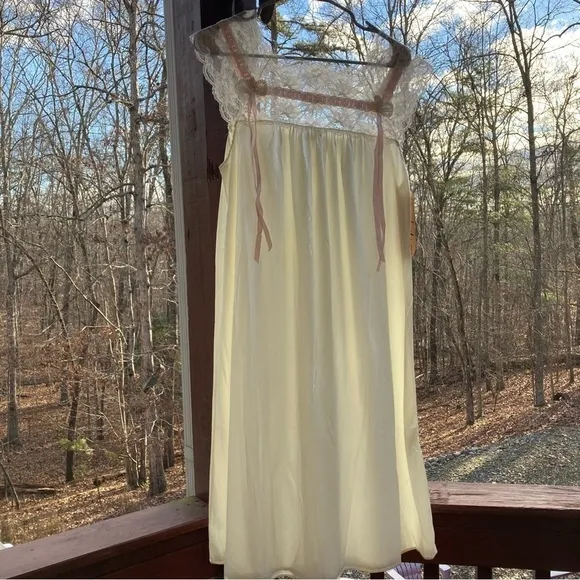 Dead-stock VINTAGE VAL MODE NIGHTIE LINGERIE CHEMISE IVORY RIBBONS LACE MEDIUM