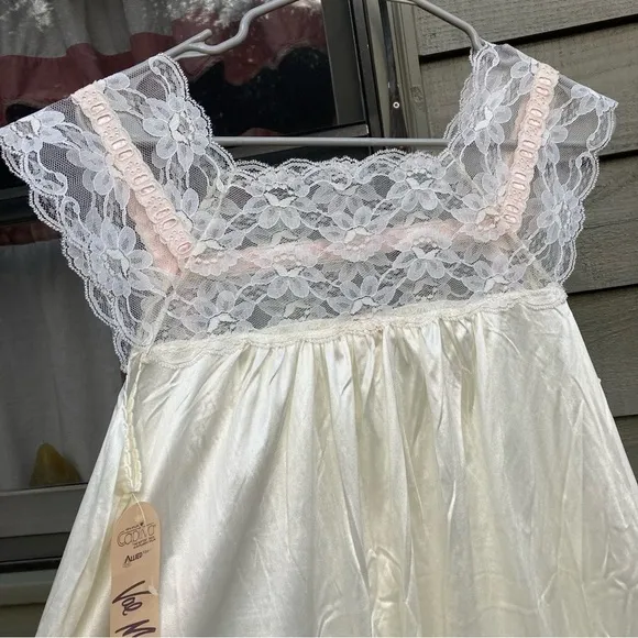 Dead-stock VINTAGE VAL MODE NIGHTIE LINGERIE CHEMISE IVORY RIBBONS LACE MEDIUM