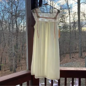 Dead-stock VINTAGE VAL MODE NIGHTIE LINGERIE CHEMISE IVORY RIBBONS LACE MEDIUM