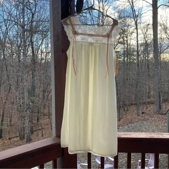 Dead-stock VINTAGE VAL MODE NIGHTIE LINGERIE CHEMISE IVORY RIBBONS LACE MEDIUM