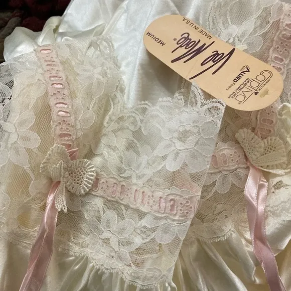 Dead-stock VINTAGE VAL MODE NIGHTIE LINGERIE CHEMISE IVORY RIBBONS LACE MEDIUM