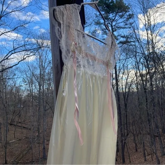 Dead-stock VINTAGE VAL MODE NIGHTIE LINGERIE CHEMISE IVORY RIBBONS LACE MEDIUM