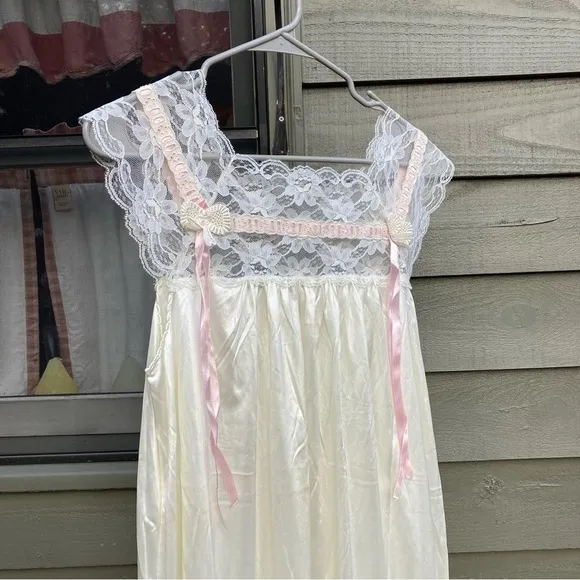Dead-stock VINTAGE VAL MODE NIGHTIE LINGERIE CHEMISE IVORY RIBBONS LACE MEDIUM