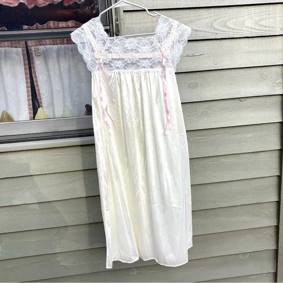 Dead-stock VINTAGE VAL MODE NIGHTIE LINGERIE CHEMISE IVORY RIBBONS LACE MEDIUM