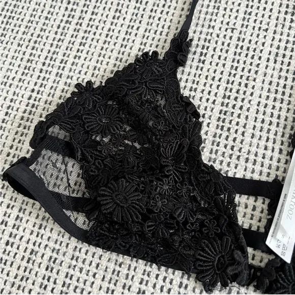 FLORA NIKROOZ Showstopper Charmeuse T-Back Bra in Black Lace Lingerie Size Small