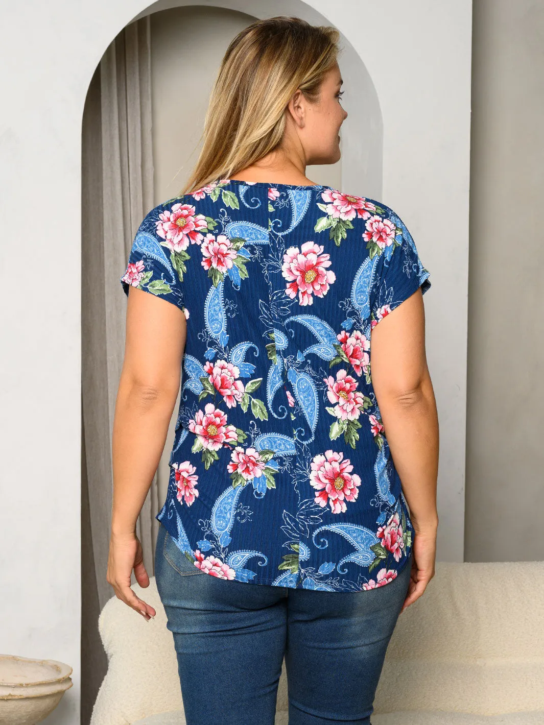 PLUS SIZE SHORT SLEEVE V-NECK SIDE RUCHED FLORAL TOP