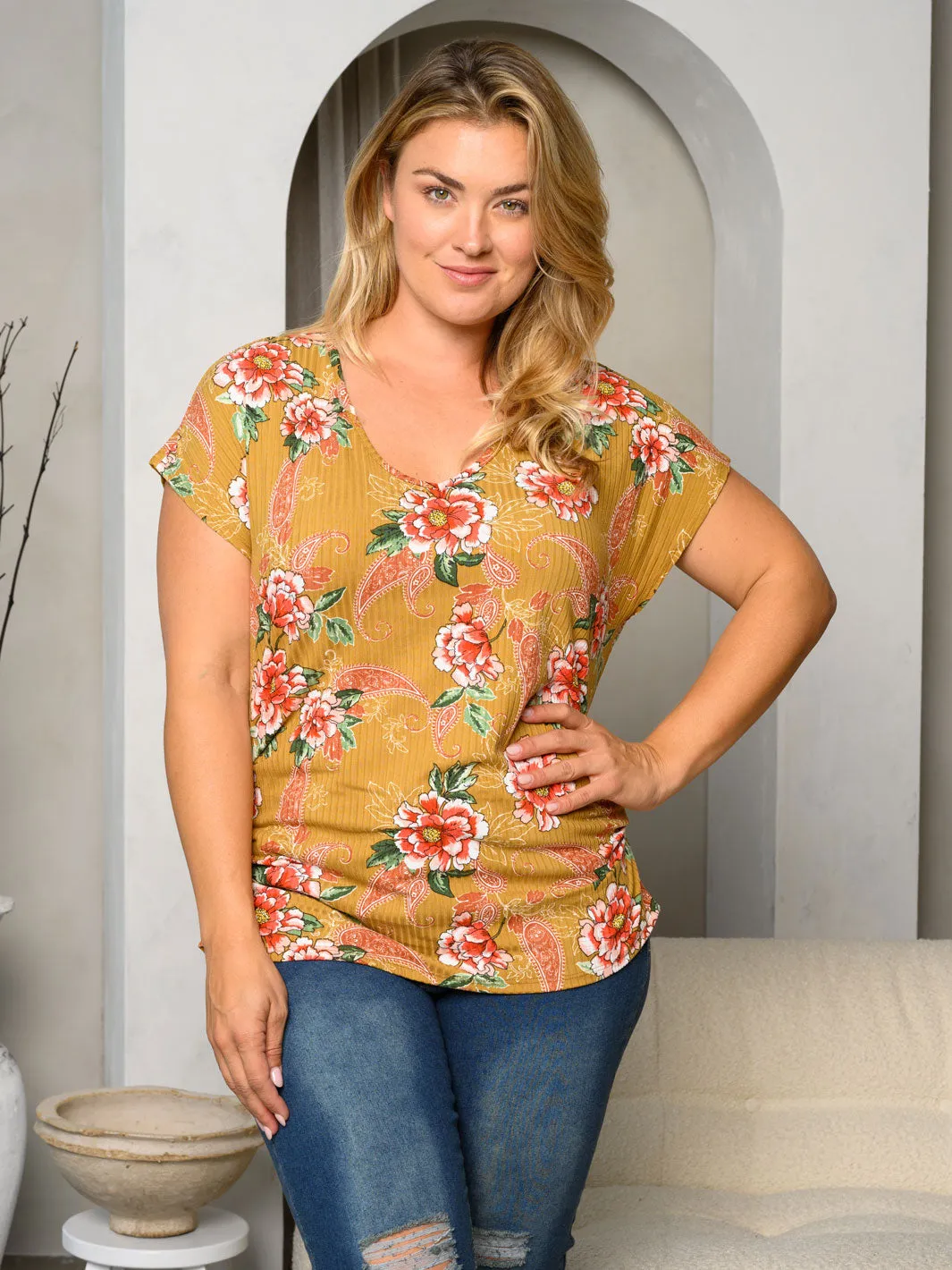 PLUS SIZE SHORT SLEEVE V-NECK SIDE RUCHED FLORAL TOP